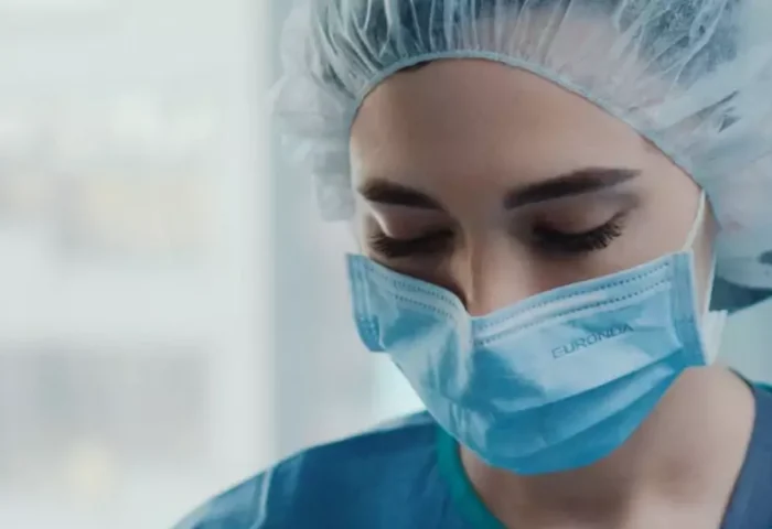 Is biomedical informatics a computer like any other? Directly linked to medical equipment, it supports the core of hospital activity and is distinguished in any case by particularly critical issues.